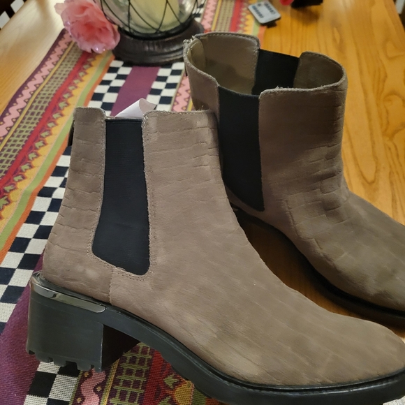 Vince Camuto  booties 12M - Picture 2 of 8